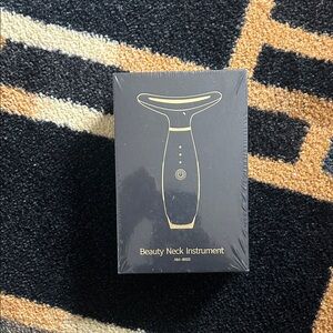 Beauty Neck Instrument in Black and Gold